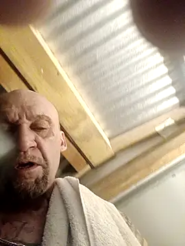 Snapshot of ShawnandDani7074 chatting on April 14, 2026, 8:15 pm ShawnandDani7074 online show from April 14, 2026, 8:15 pm