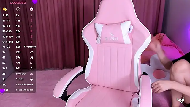 Momo Ayase  online show from November 12, 2025, 2:28 pm