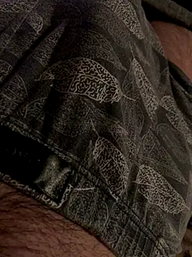 Snapshot of MuzzyFacing chatting on December 2, 2025, 10:27 pm MuzzyFacing online show from December 2, 2025, 10:27 pm