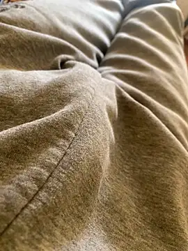 Snapshot of MuzzyFacing chatting on April 9, 2026, 12:54 pm MuzzyFacing online show from April 9, 2026, 12:54 pm