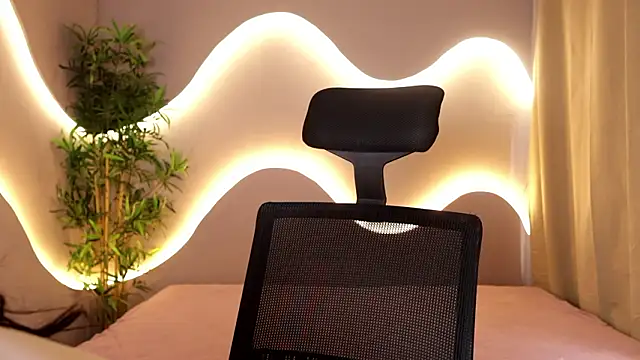 Emma and Issac online show from March 26, 2026, 8:47 pm