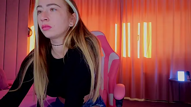 Reina Cummings online show from November 2, 2025, 7:00 am