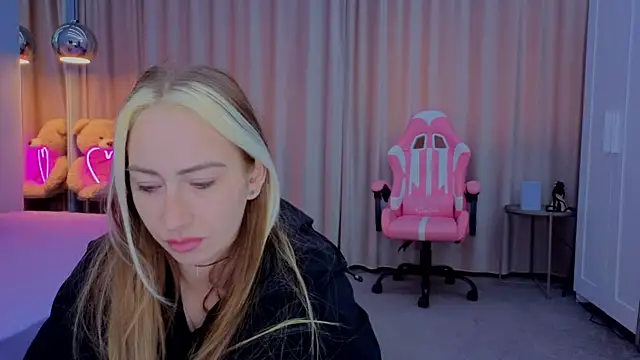 Reina Cummings online show from November 10, 2025, 7:18 am