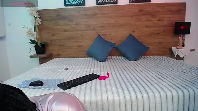 Snapshot of AlexandraCambell chatting on September 29, 2025, 8:13 pm AlexandraCambell online show from September 29, 2025, 8:13 pm