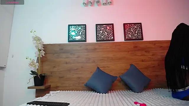 Snapshot of AlexandraCambell chatting on October 6, 2025, 7:44 pm AlexandraCambell online show from October 6, 2025, 7:44 pm