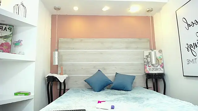 Snapshot of AlexandraCambell chatting on November 4, 2025, 4:50 pm AlexandraCambell online show from November 4, 2025, 4:50 pm