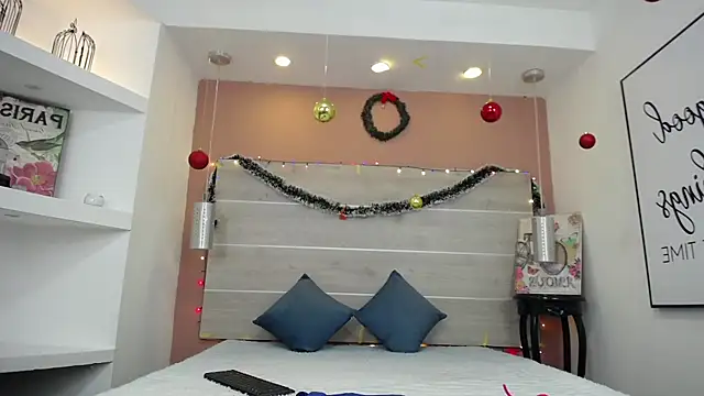 Snapshot of AlexandraCambell chatting on December 15, 2025, 11:36 am AlexandraCambell online show from December 15, 2025, 11:36 am