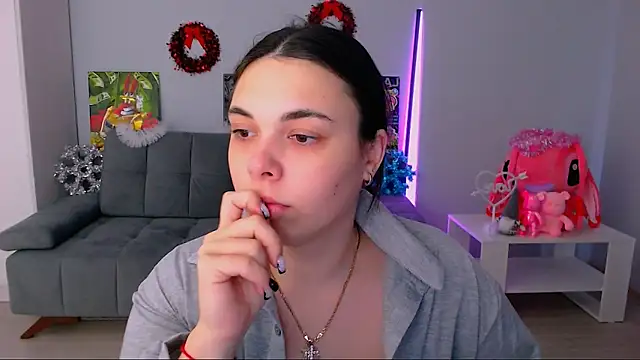 queenofthesense  online show from December 2, 2025, 10:09 am