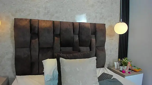 leilapons online show from September 12, 2025, 4:18 pm