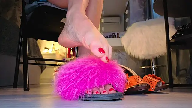 Feet Heelss online show from October 6, 2025, 9:40 am