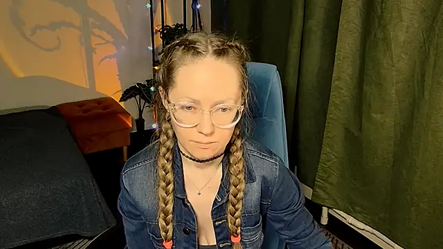 Snapshot of _Goldilocks_ chatting on October 7, 2025, 4:04 pm  Goldilocks  online show from October 7, 2025, 4:04 pm