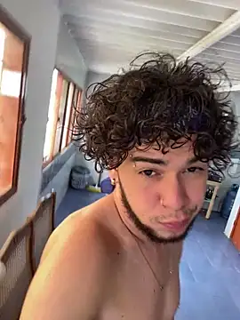 Snapshot of enzo_vittale03_ chatting on February 7, 2026, 5:05 pm enzo vittale03 online show from February 7, 2026, 5:05 pm