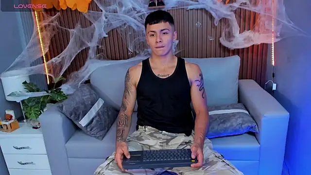 Snapshot of Leo_santoro chatting on October 18, 2025, 1:56 pm Leo santoro online show from October 18, 2025, 1:56 pm
