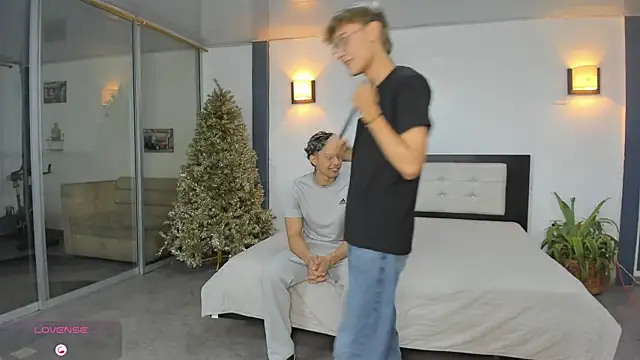 Bisexlifehot   online show from November 24, 2025, 11:15 pm