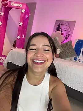 Snapshot of LUNAA___ chatting on May 4, 2026, 3:35 am LUNAA online show from May 4, 2026, 3:35 am
