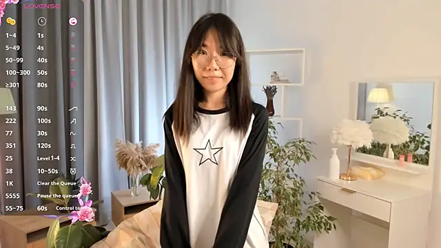 UdelaDodson online show from October 3, 2025, 3:09 pm