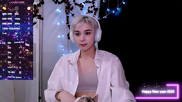 Snapshot of SophieAsh chatting on December 21, 2025, 6:04 pm SophieAsh online show from December 21, 2025, 6:04 pm