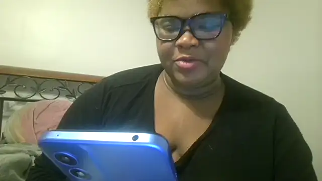 techprincessxx online show from November 9, 2025, 3:43 pm