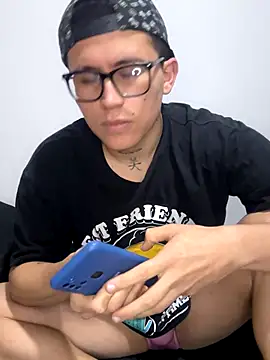 Snapshot of Kurtxxx22 chatting on November 3, 2025, 1:40 am Kurtxxx22 online show from November 3, 2025, 1:40 am