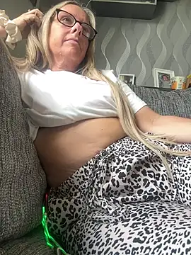 Anastasia-BlondeXX online show from April 27, 2026, 10:35 am