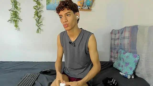 Snapshot of Peterfrost19 chatting on October 1, 2025, 10:05 pm Peterfrost19 online show from October 1, 2025, 10:05 pm