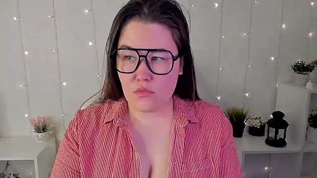 Tara Torres online show from November 11, 2025, 4:01 am