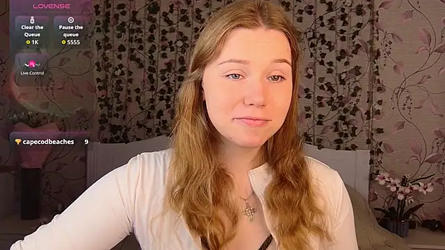 Snapshot of _influensii_ chatting on September 25, 2025, 4:49 am influensii online show from September 25, 2025, 4:49 am