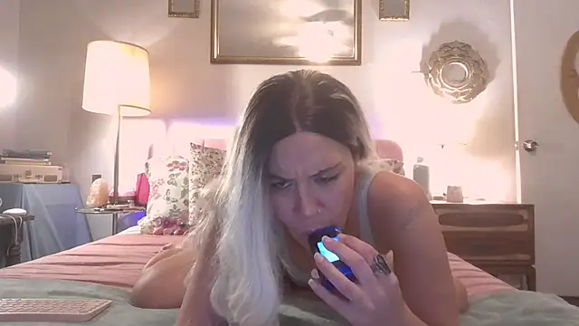 Snapshot of LilaDeliciousXX chatting on October 28, 2025, 2:09 pm LilaDeliciousXX online show from October 28, 2025, 2:09 pm