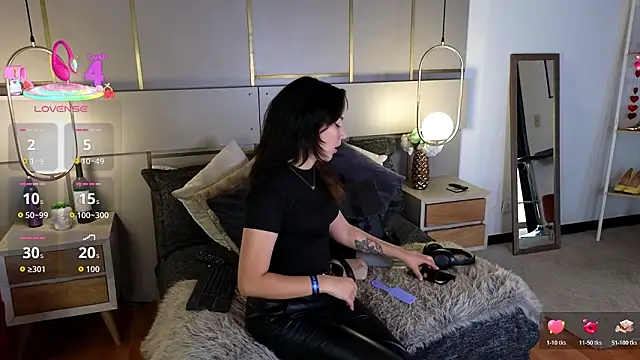 Lina Montclair online show from March 25, 2026, 7:09 pm