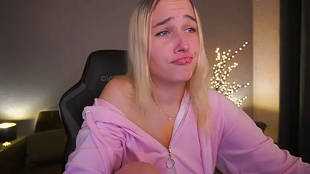 LilElfie online show from October 17, 2025, 1:14 pm