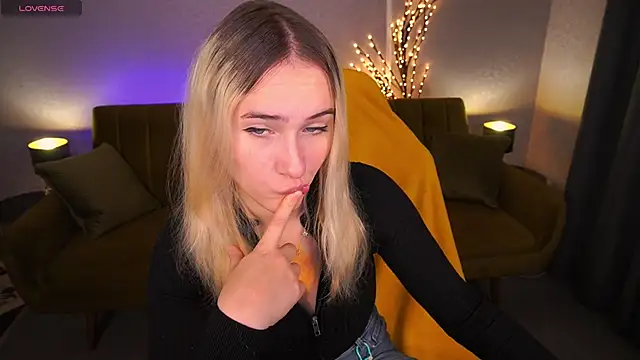 LilElfie online show from November 5, 2025, 1:44 pm