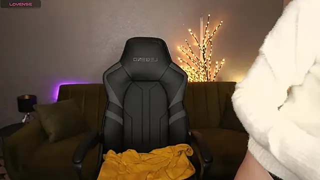 LilElfie online show from November 15, 2025, 1:51 pm