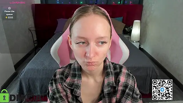 Mia E1fie online show from February 3, 2026, 11:32 pm