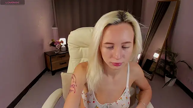 cute luucy online show from February 19, 2026, 3:35 am