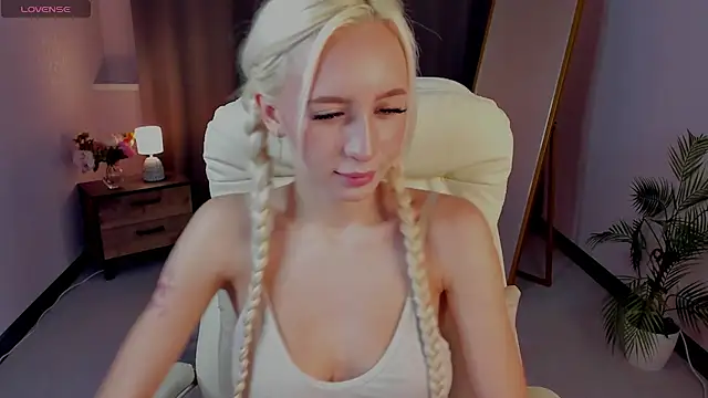 cute luucy online show from February 28, 2026, 4:02 am