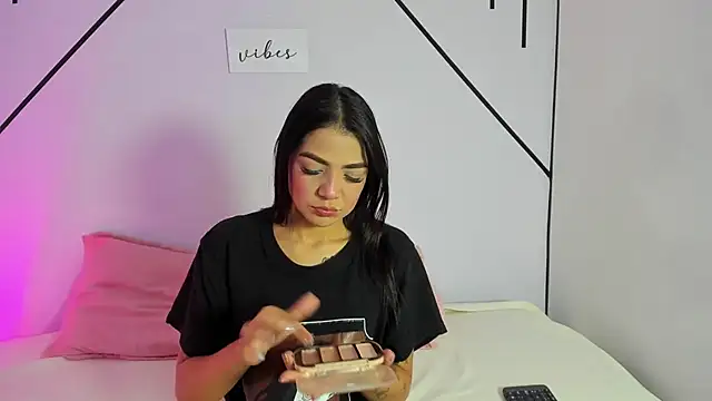 MiahCornell  online show from October 28, 2025, 6:43 pm