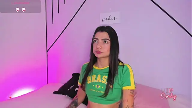 Snapshot of MiahCornell_ chatting on February 4, 2026, 8:03 pm MiahCornell online show from February 4, 2026, 8:03 pm