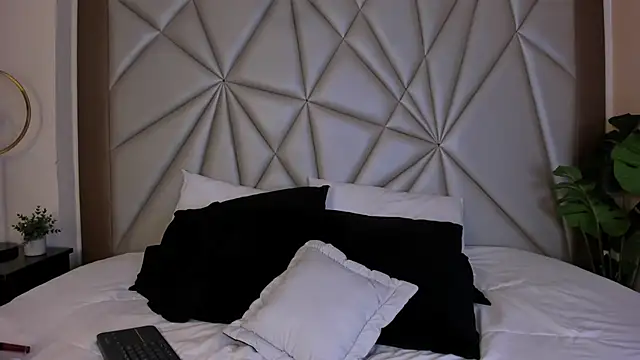 Snapshot of MeganHoffmaan chatting on November 19, 2025, 3:28 am MeganHoffmaan online show from November 19, 2025, 3:28 am