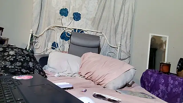 g0lden are0las89 online show from March 18, 2026, 10:29 am