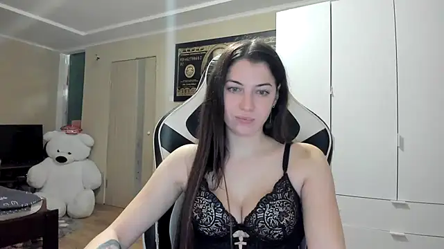 EmiLovsi online show from November 16, 2025, 9:31 pm