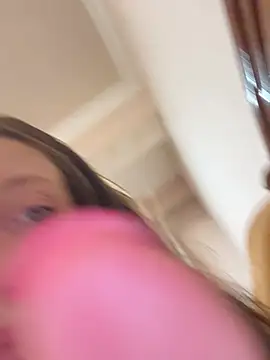 Snapshot of HellaryTourent chatting on February 26, 2026, 7:24 pm HellaryTourent online show from February 26, 2026, 7:24 pm