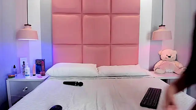 JulianaValencia online show from December 13, 2025, 10:04 pm