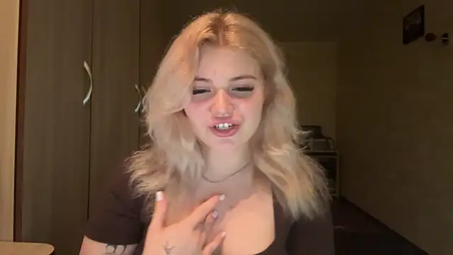 Snapshot of sunshinyflash chatting on November 22, 2025, 5:12 pm sunshinyflash online show from November 22, 2025, 5:12 pm