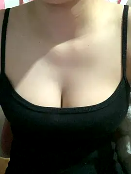 Snapshot of Linhtruong_ chatting on September 28, 2025, 12:10 pm Linhtruong  online show from September 28, 2025, 12:10 pm