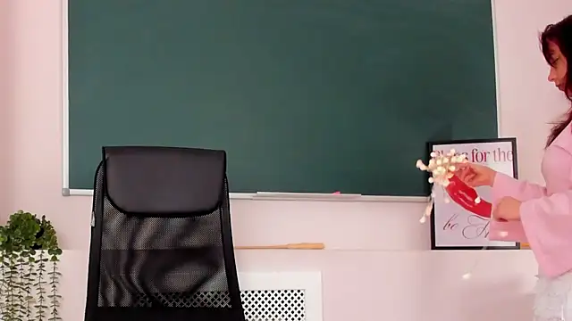 NoraHaynes online show from April 16, 2026, 3:07 am