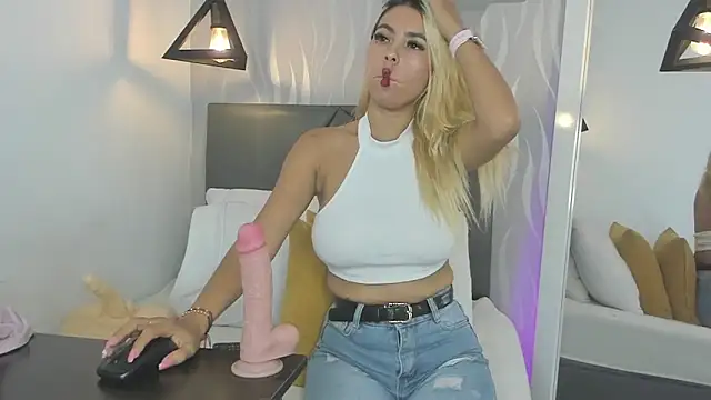 lucia-cute online show from November 20, 2025, 7:24 pm