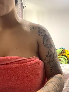 AmyMartinelli online show from October 23, 2025, 9:02 pm