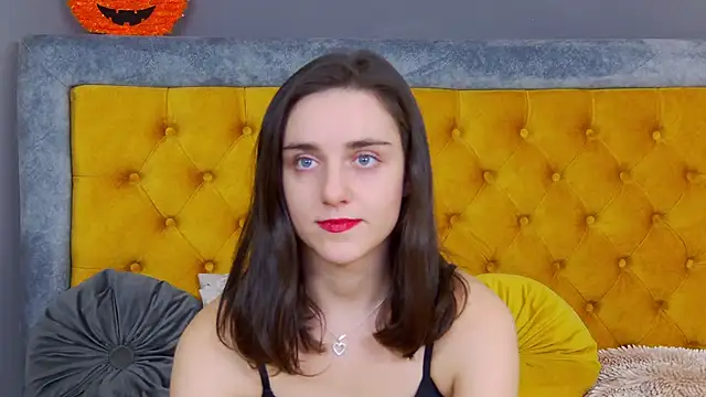 Jessica White  online show from November 17, 2025, 5:02 am