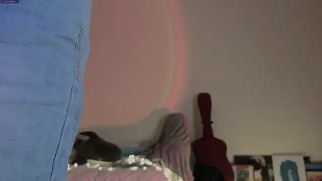 Snapshot of Pixxxis chatting on December 2, 2025, 4:07 am Pixxxis online show from December 2, 2025, 4:07 am