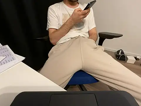 Frankieyyy1 online show from April 10, 2026, 10:03 pm